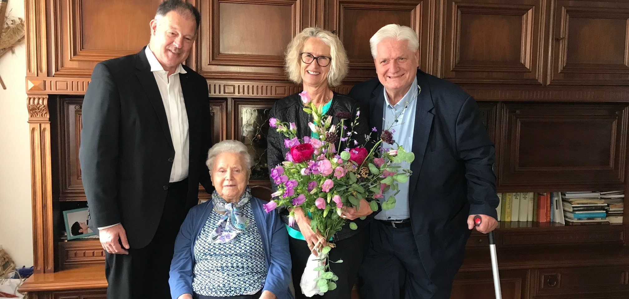 Luise Sutter mit Pfarrer Schäfer, Ortsbürgermeisterin Schütz und Kreisbeigeordneten Dr. Altherr