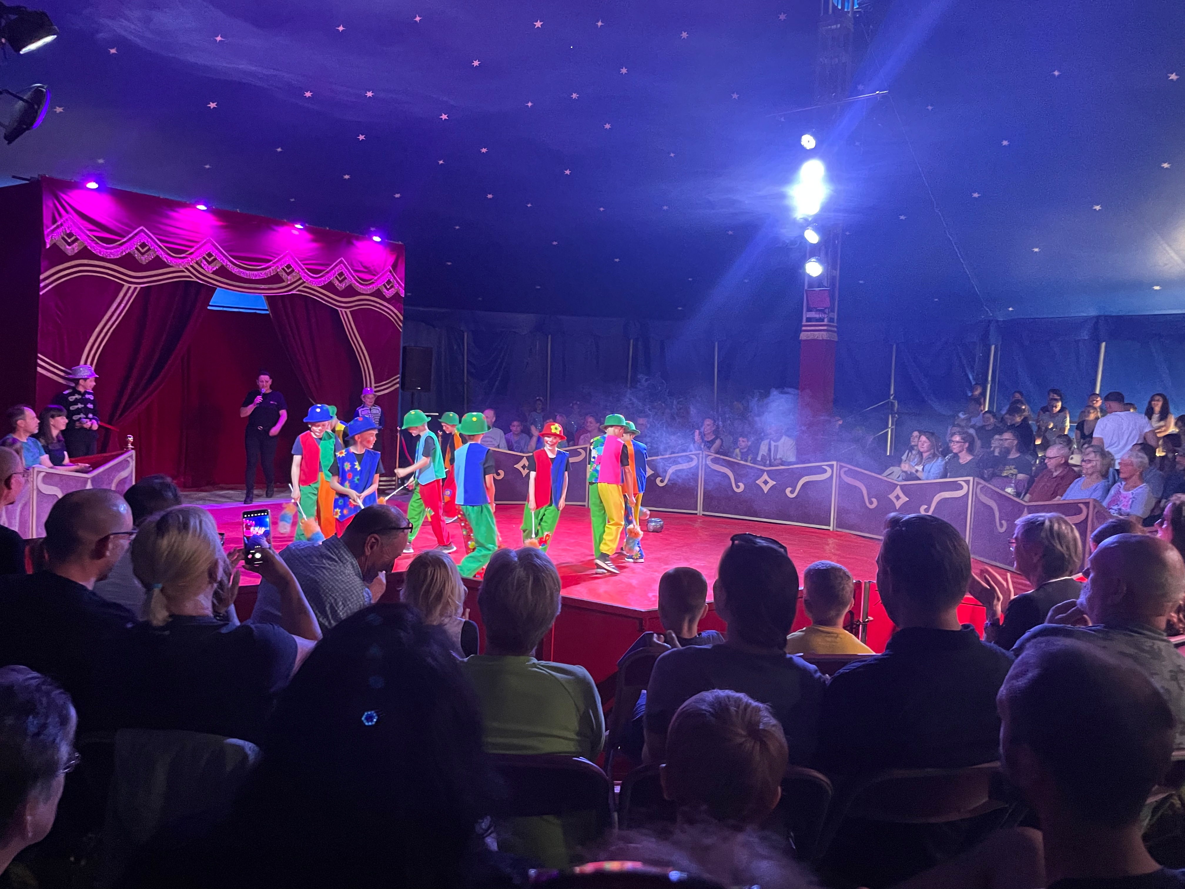 Aufführung der Grundschule im Zirkuszelt