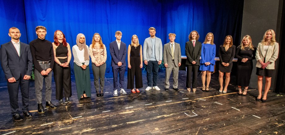 Gruppenfoto mit allen geehrten und ausgezeichneten Schülerinnen und Schülern