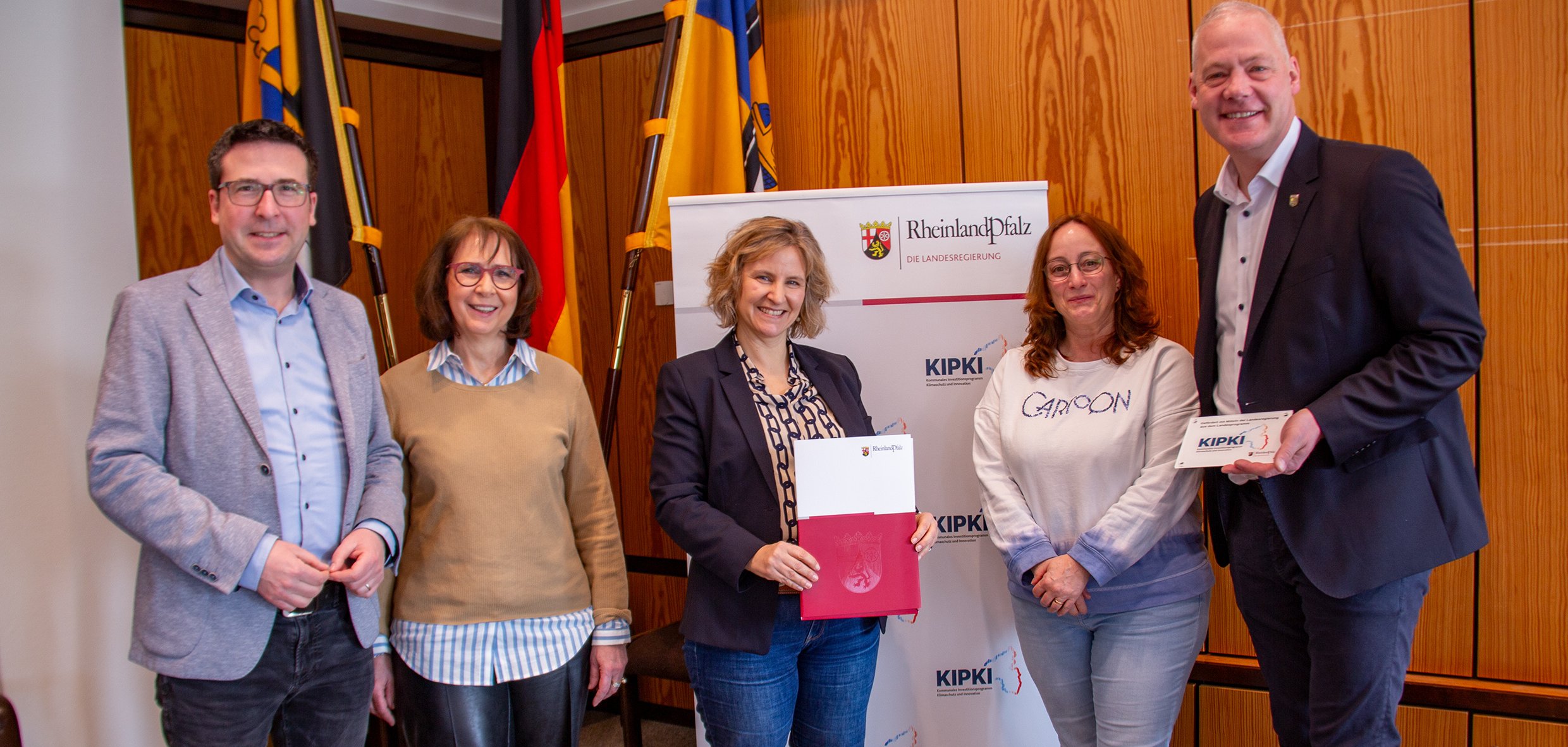 Übergabe des Bewilligungsbescheides im Sitzungssaal des Rathauses