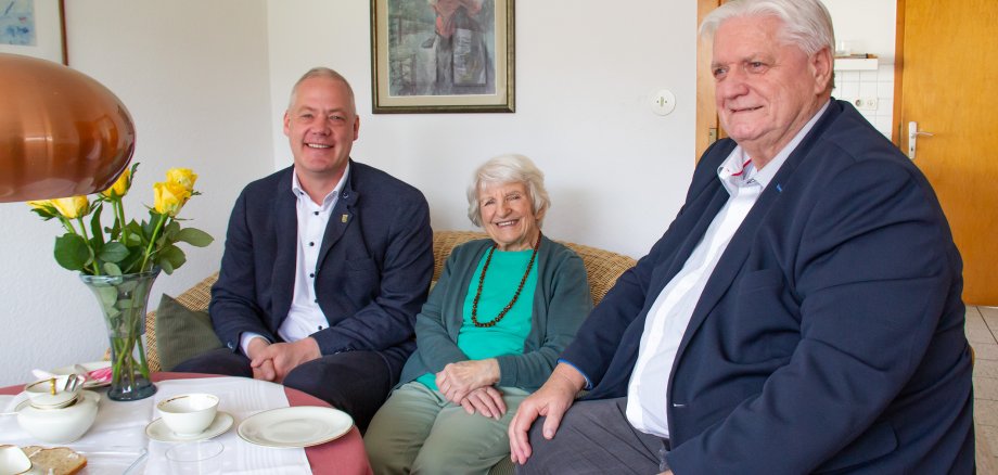 Ruth Specht mit Bürgermeister Ralf Hechler und Kreisbeigeordnetem Walter Altherr