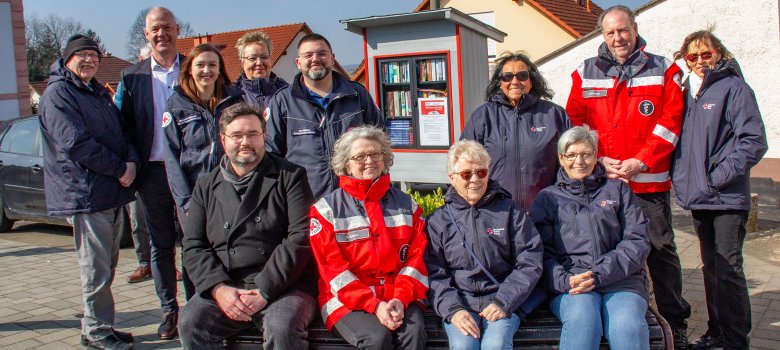 Gruppenbild der Teilnehmer an der Übergabe des Bücherschranks