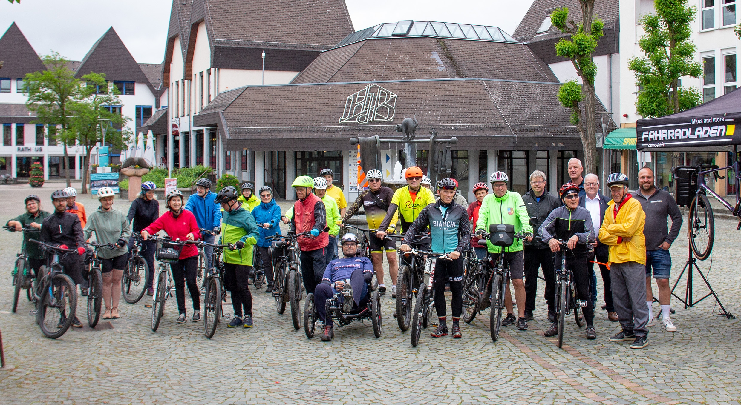 Gruppenbild mit Teilnehmern der Radtour