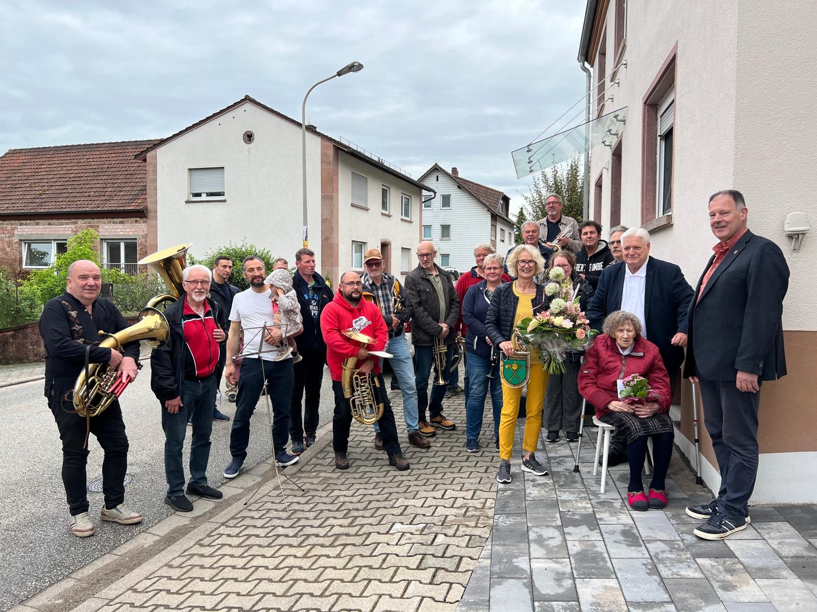 Gruppenbild von Gratulanten mit Geburtstagskind