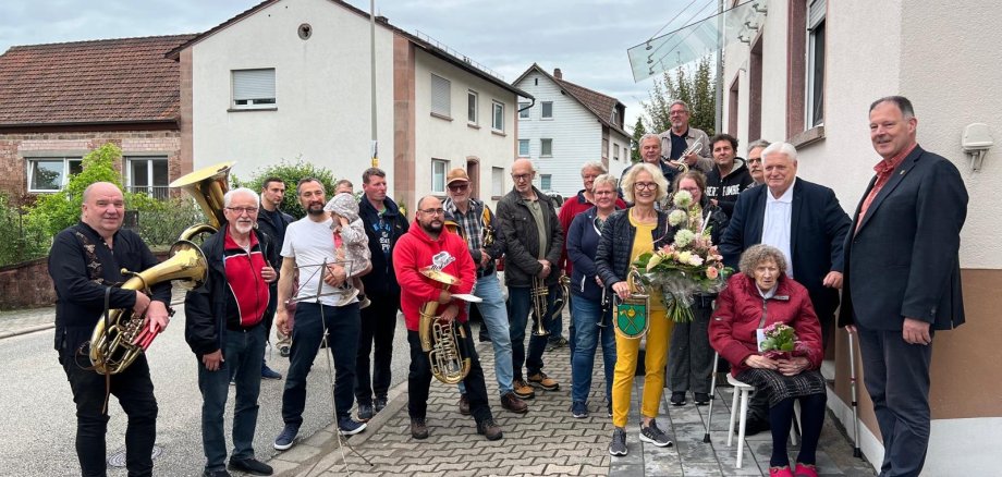 Gruppenbild von Gratulanten mit Geburtstagskind