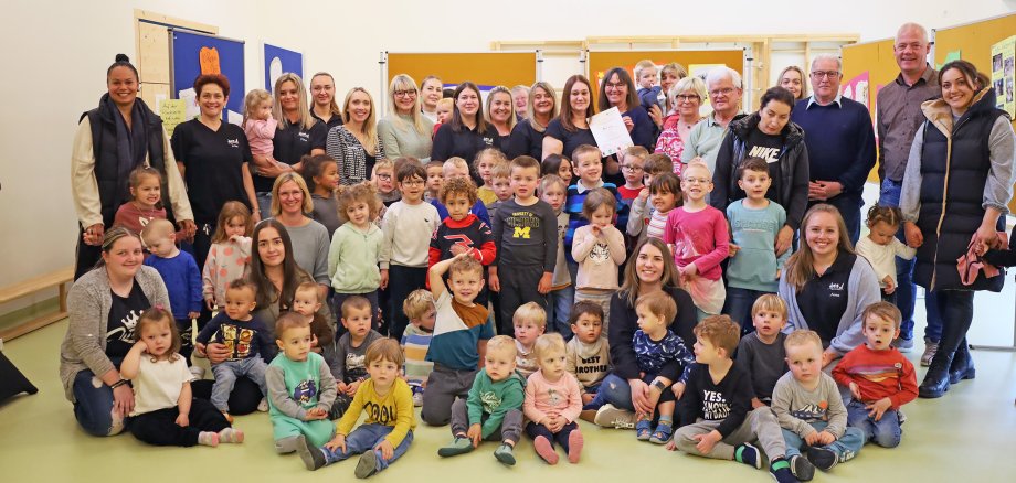 Gruppenbild zur Übergabe des Zertifikates