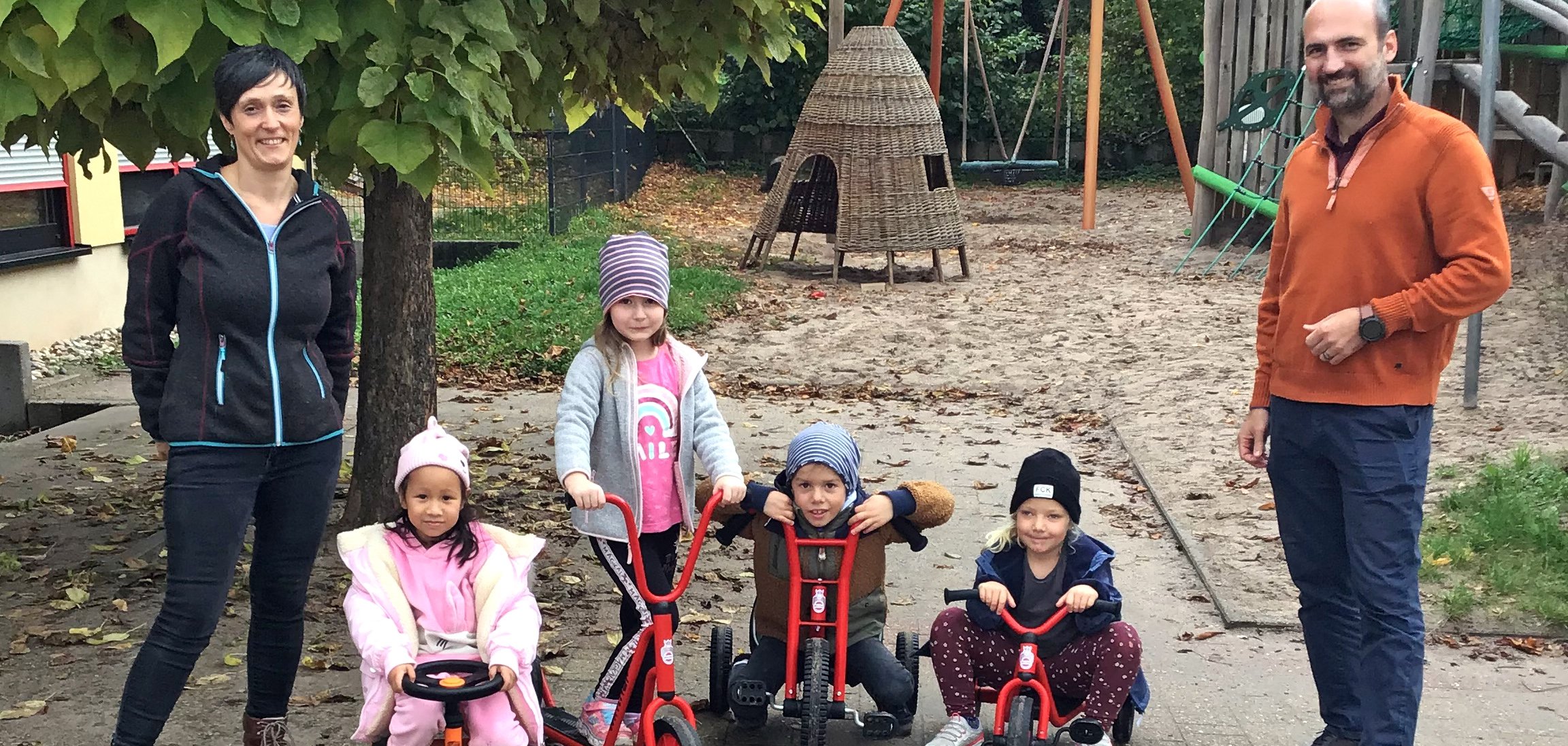 Übergabe der Roller in der Kita