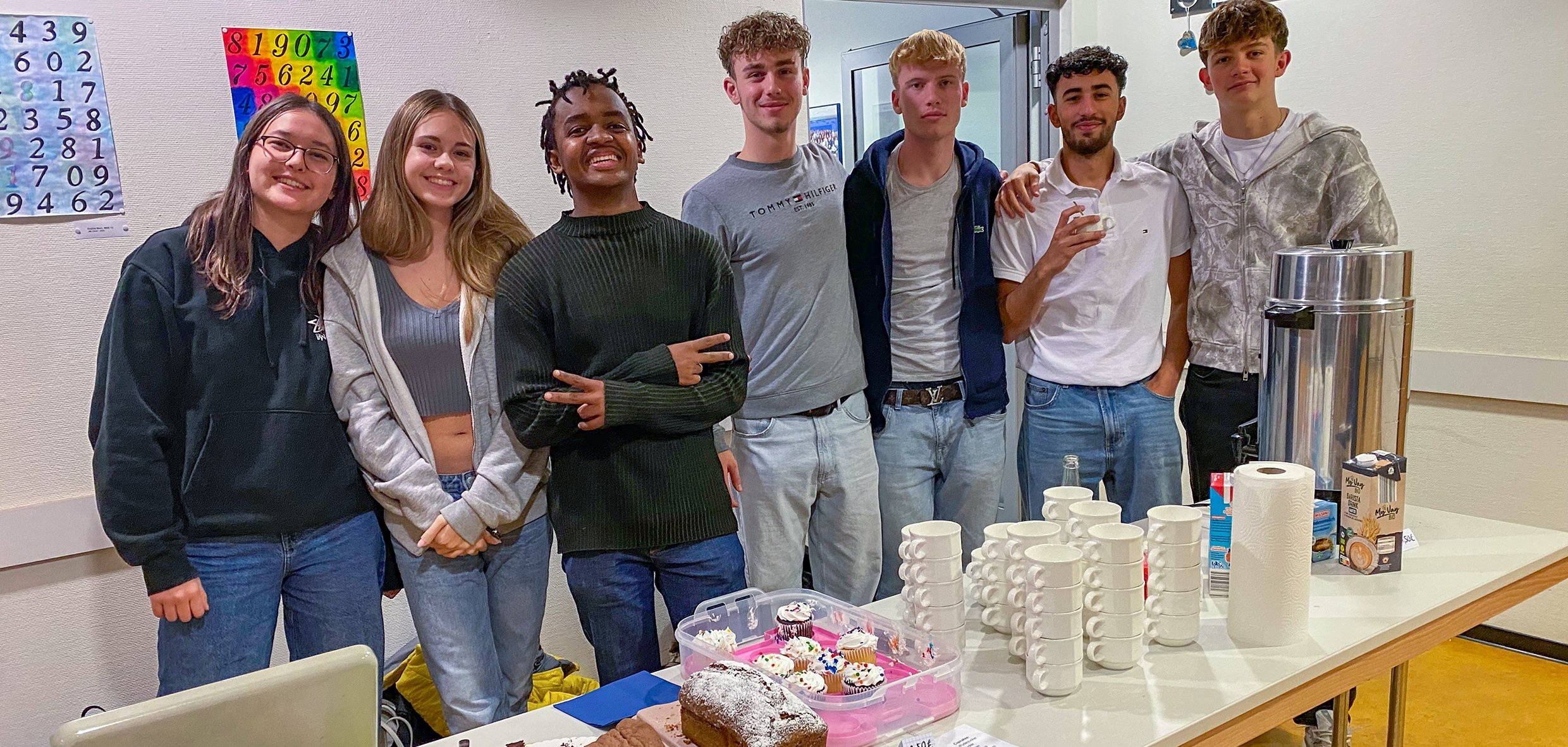 Schülergruppe beim Kuchenverkauf