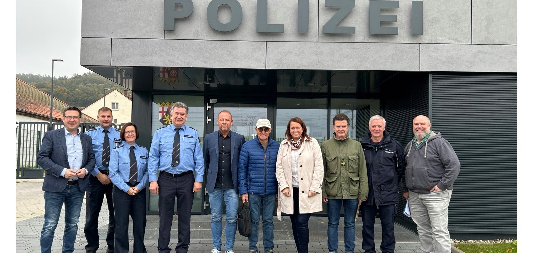 Gruppenbild vor der Polizeiinspektion