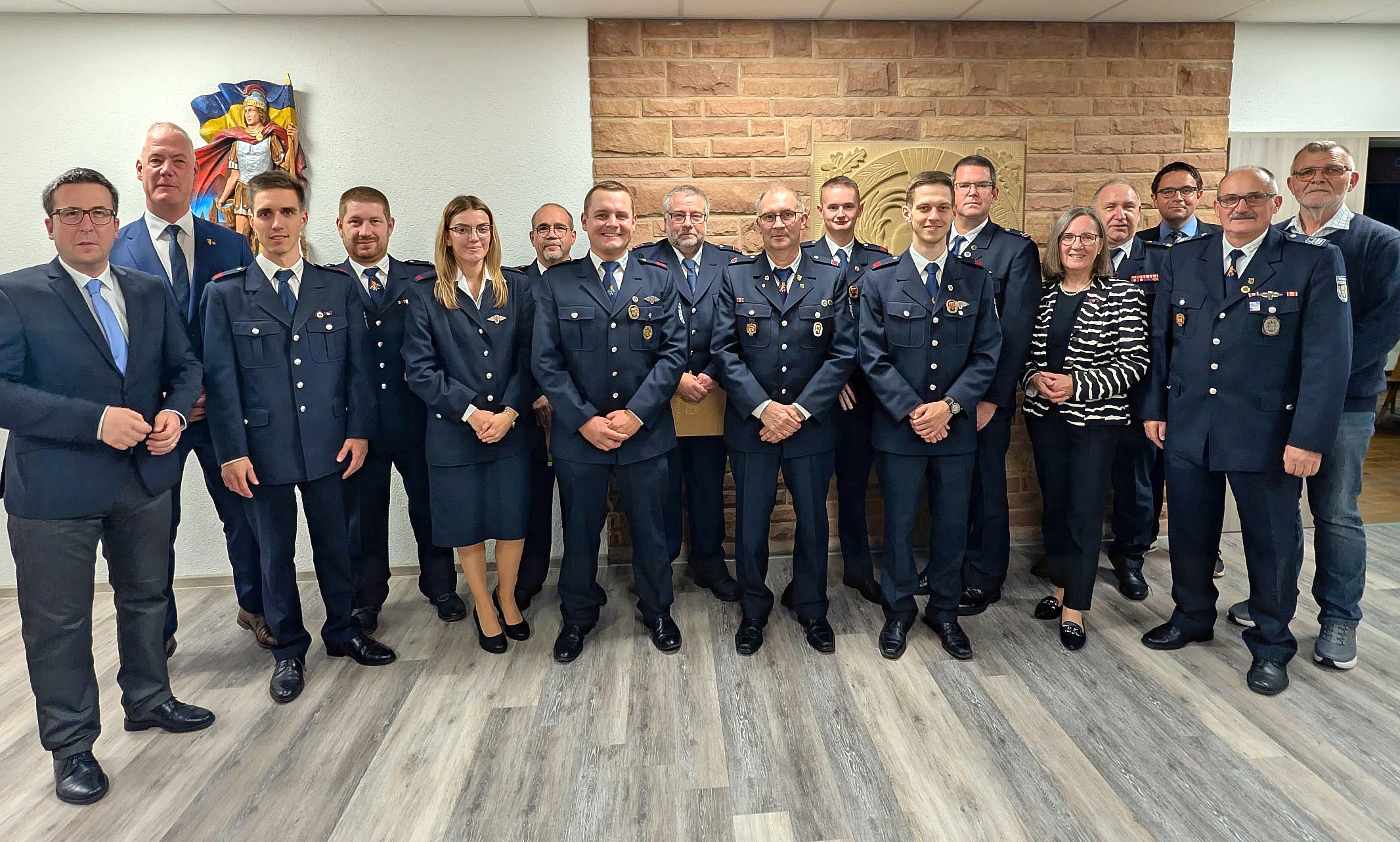 Gruppenbild der geehrten Feuerwehrleute mit Ehrengästen