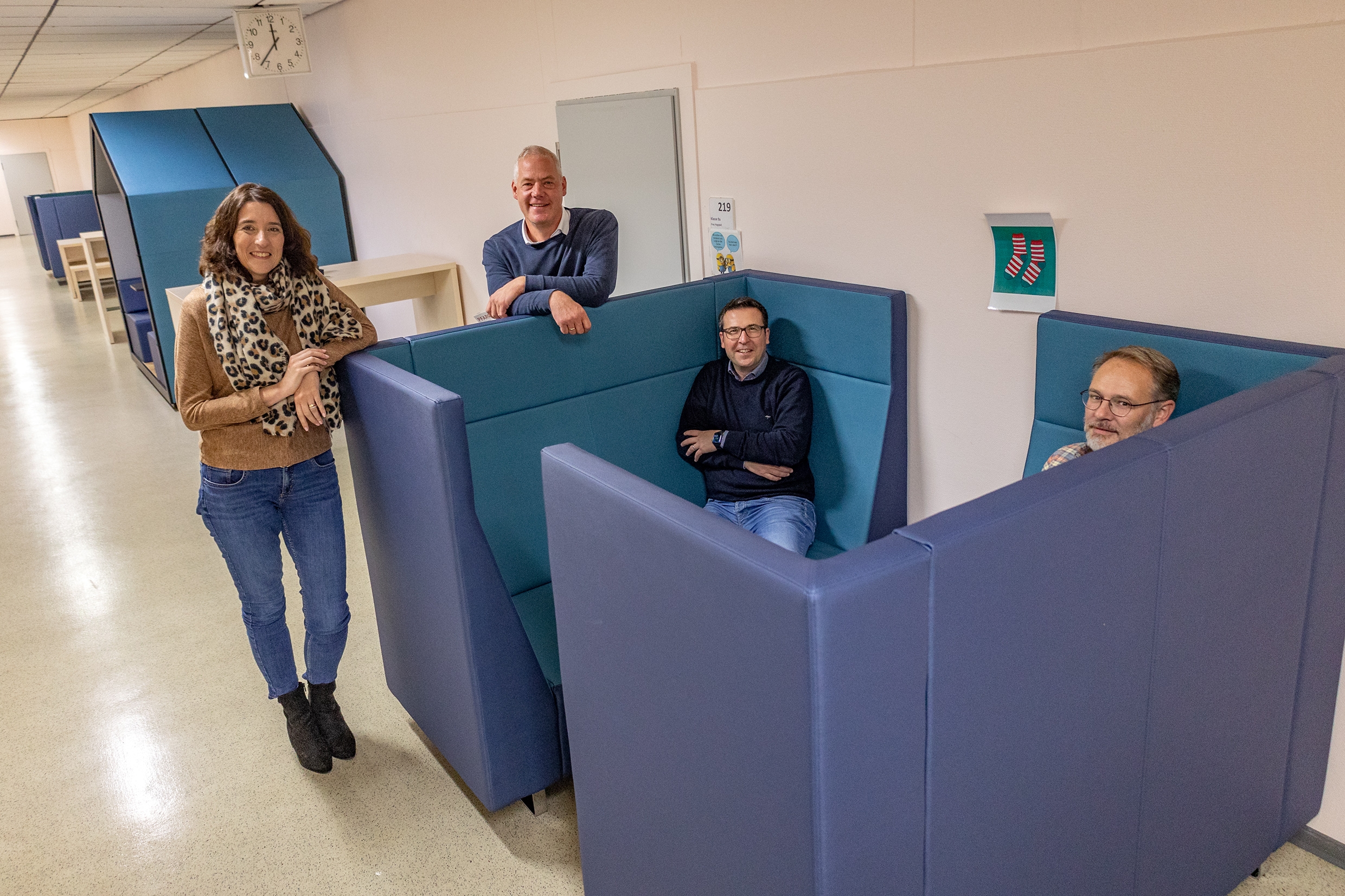 Probesitzen auf den neuen Möbeln