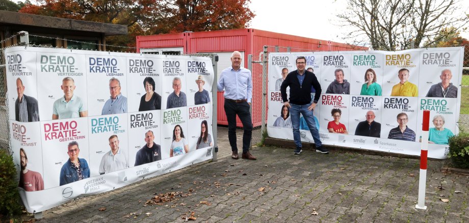 Foto der Ausstellungsbanner mit Bürgermeister und Beigeordnetem