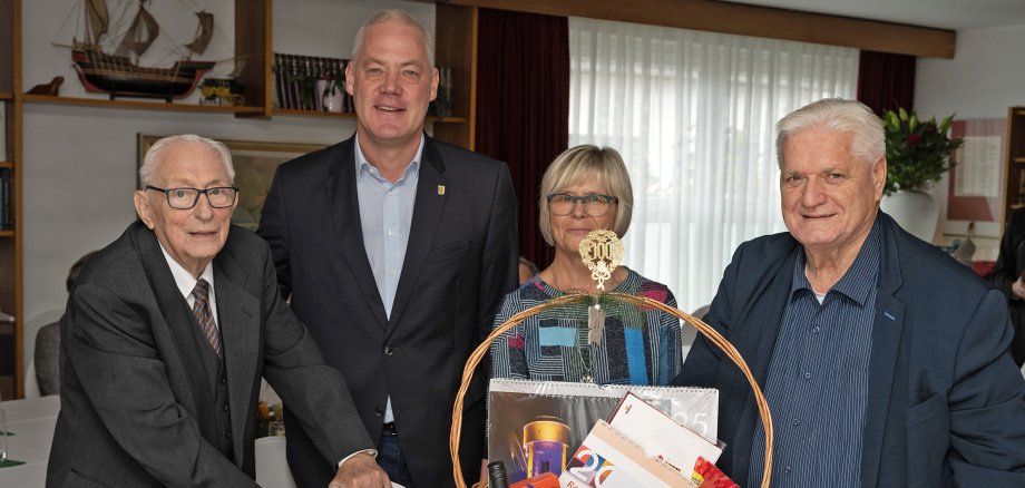 Gruppenbild mit Bürgermeister und Beigeordneten