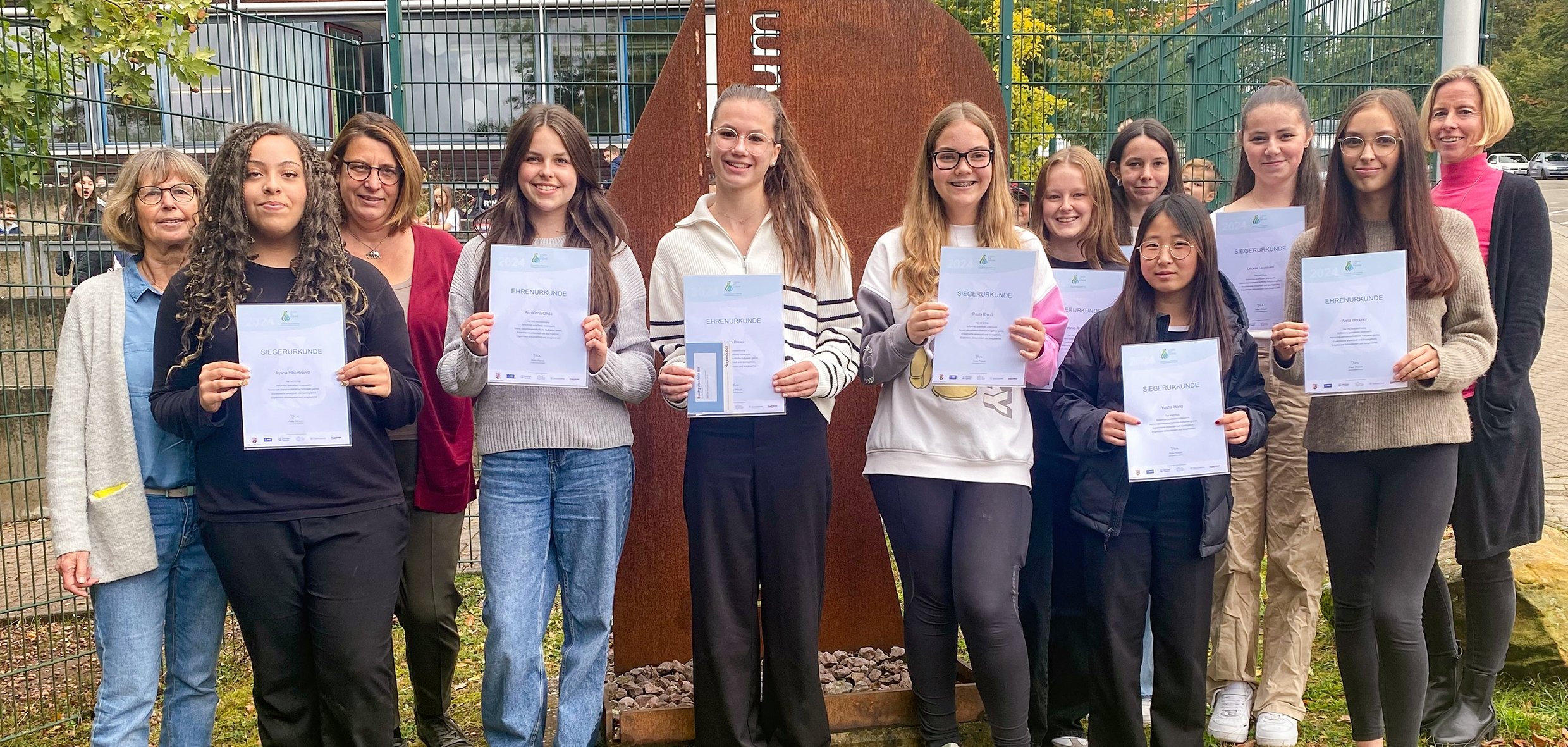 Gruppenbild der Preisträgerinnen vor dem RW-Gymnasium