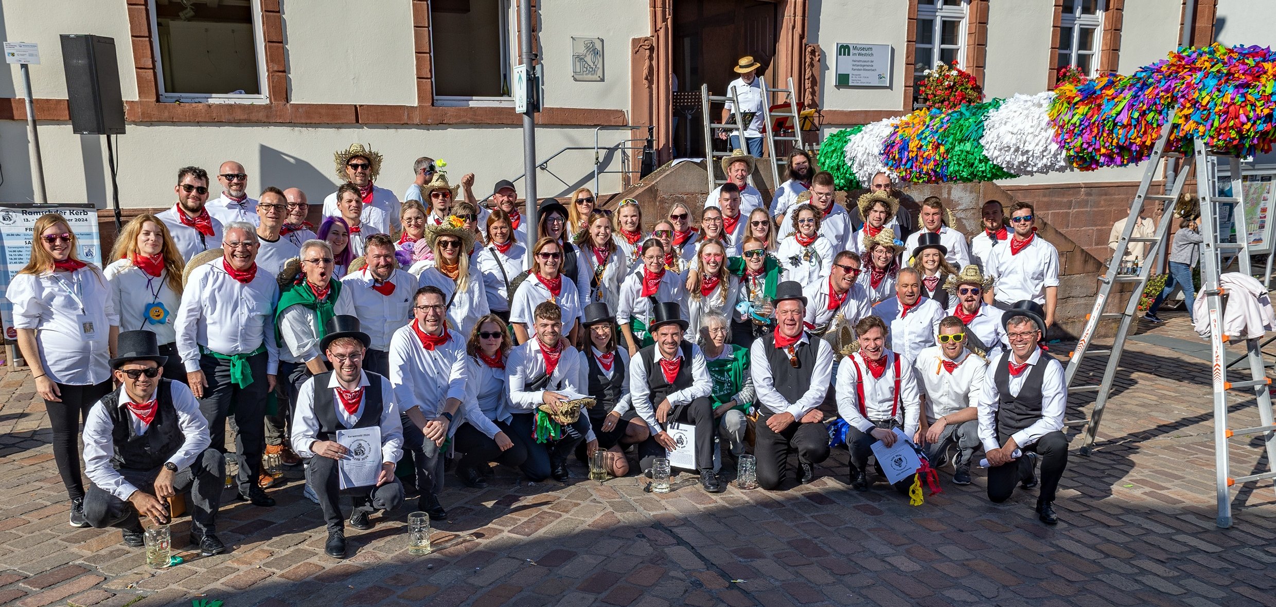 Gruppenbild der Straußbuwe un -määd