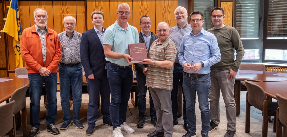 Foto der Buchübergabe