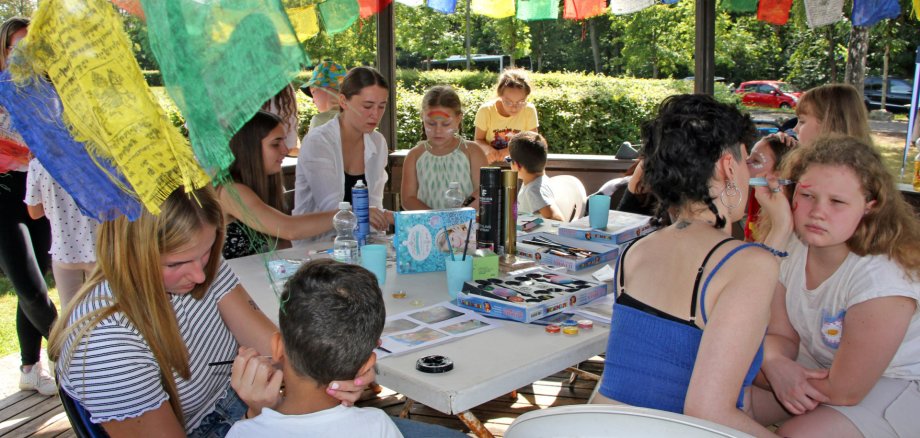 Kinderschminken beim Spielfest in Hütschenhausen