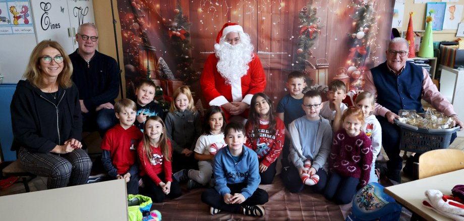 Gruppenbild mit Kindern und Weihnachtsmann