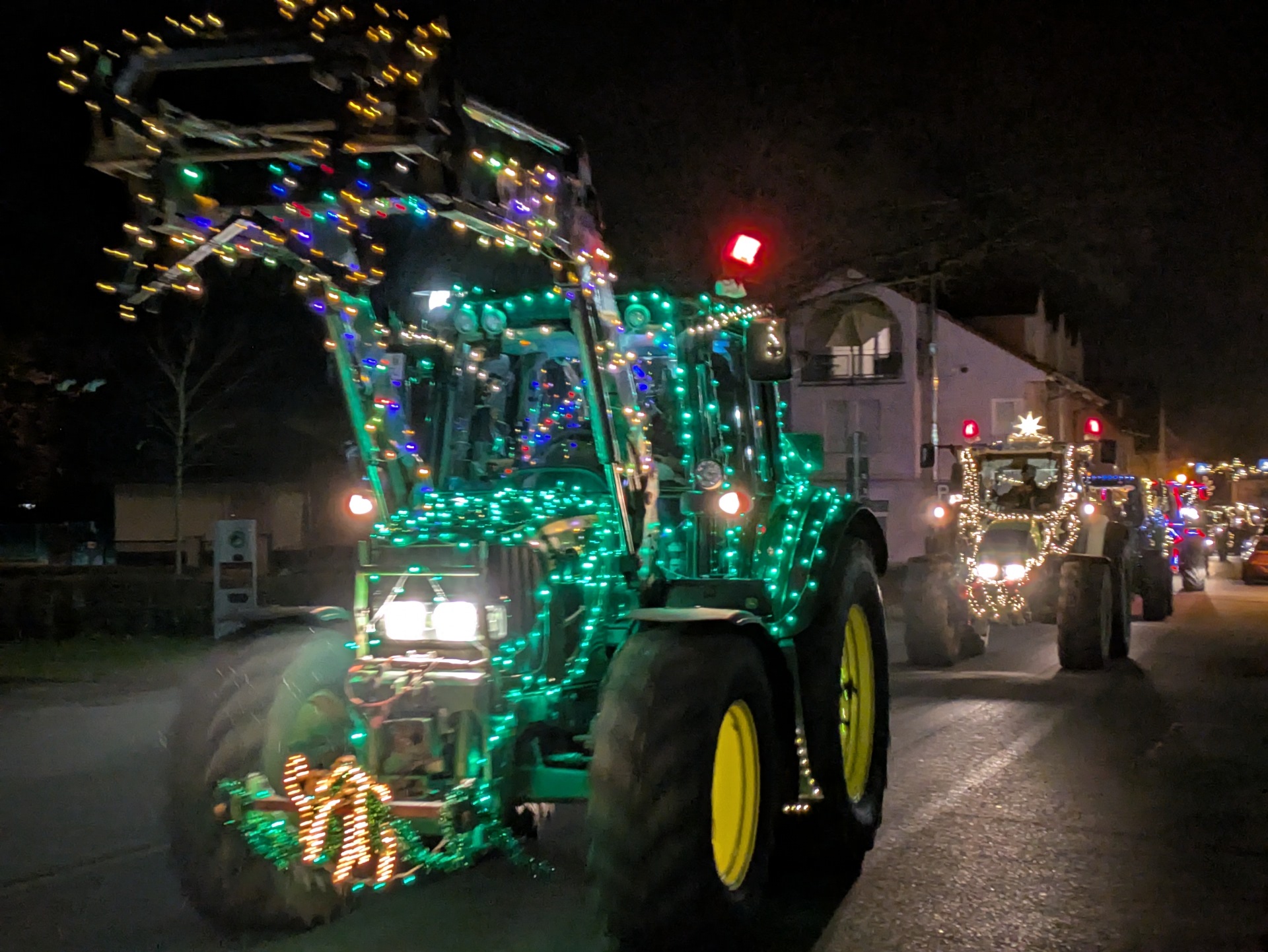 Foto: beleuchtete und geschmückte Traktoren