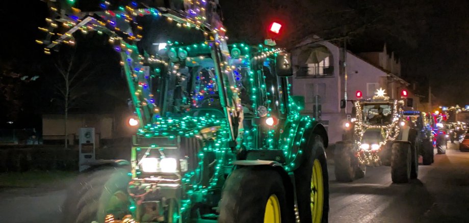 Foto: beleuchtete und geschmückte Traktoren