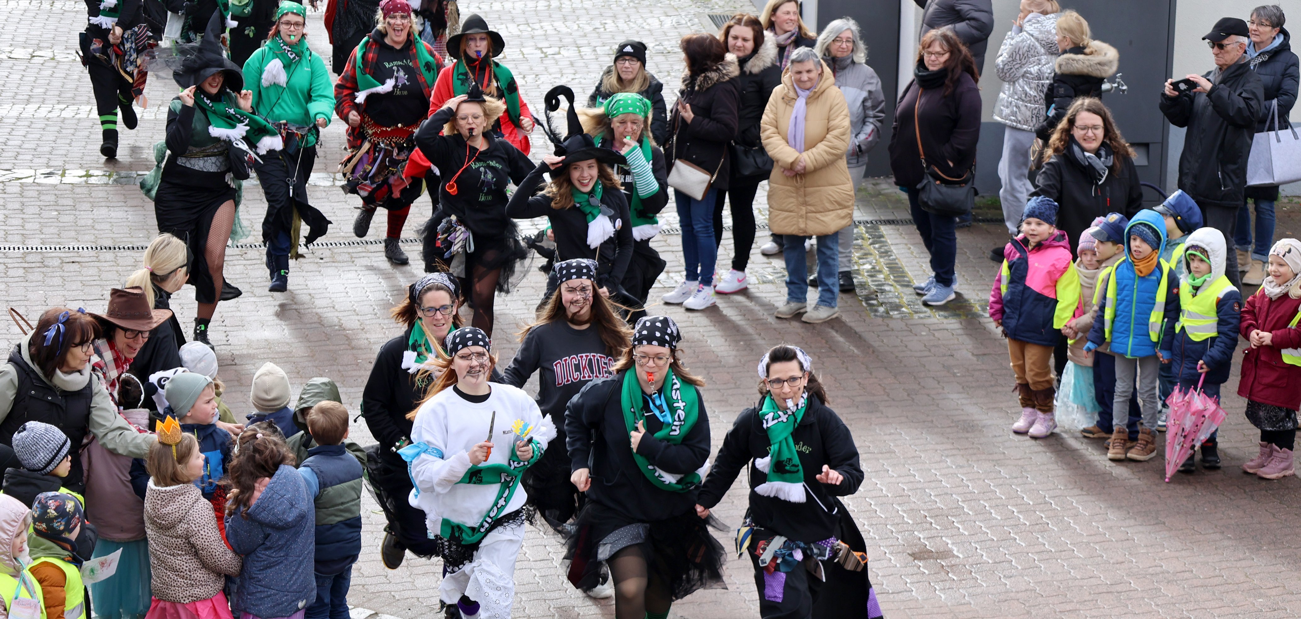 Die Hexen erstürmen das Rathaus