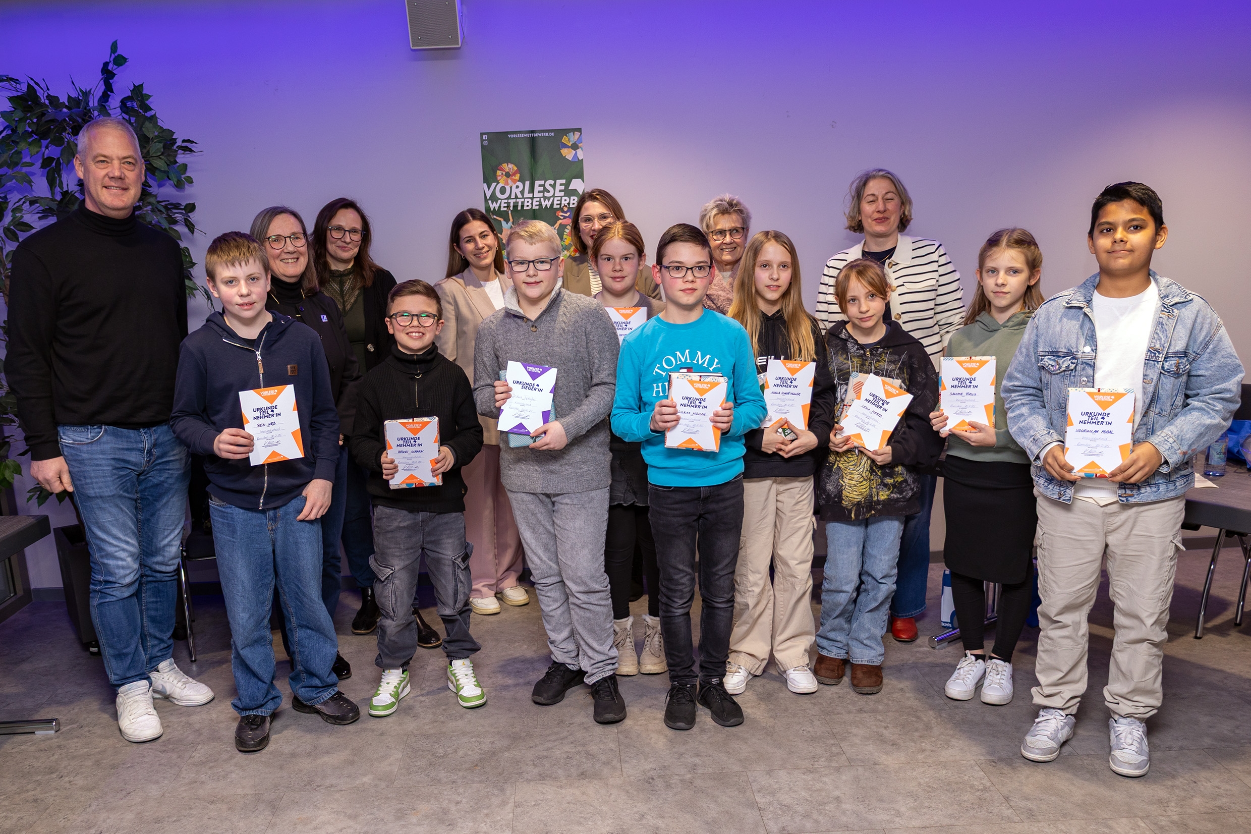 Gruppenbild aller Schulsieger mit Jury