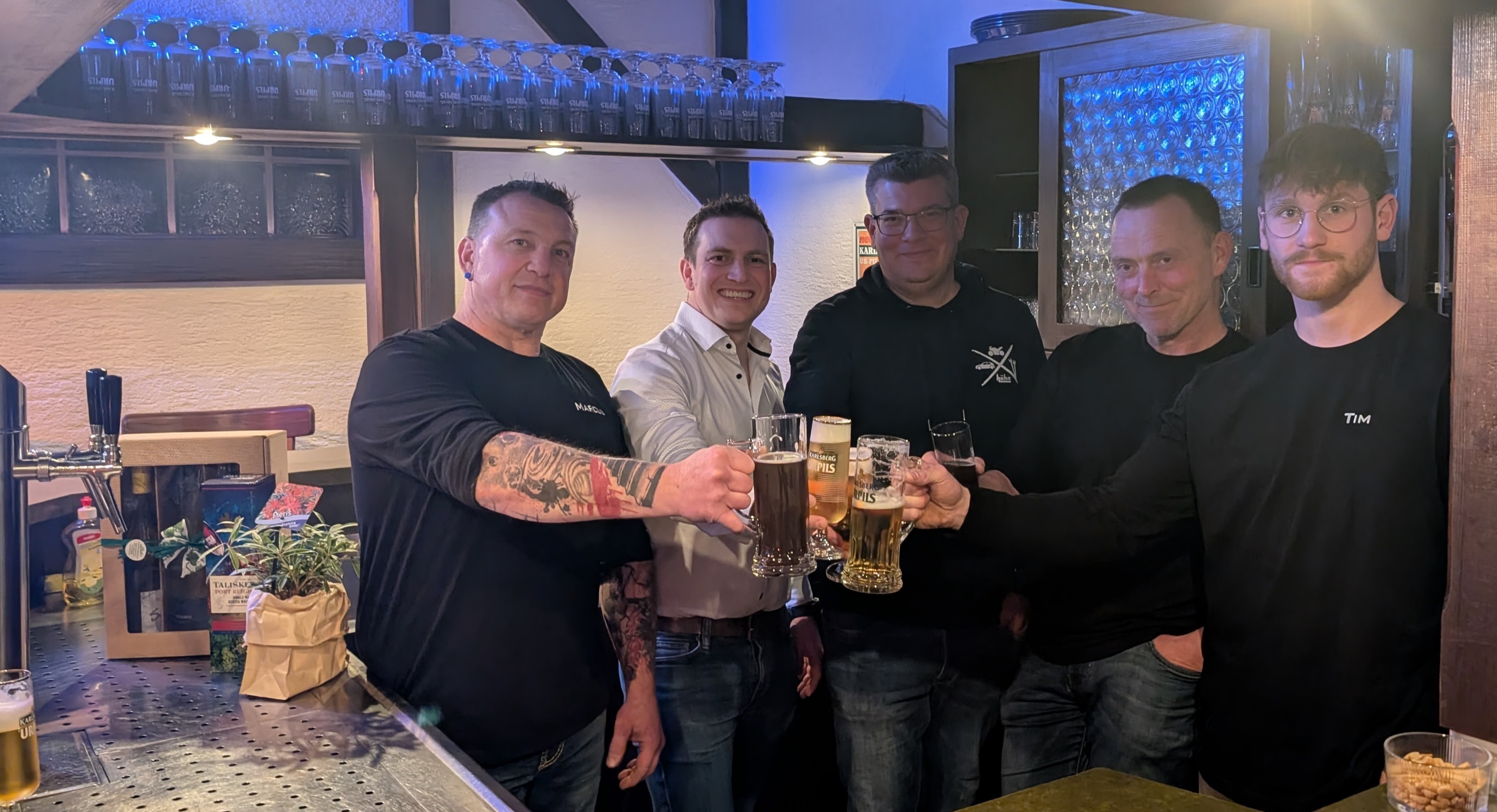 Anstoßen auf die Wiedereröffnung