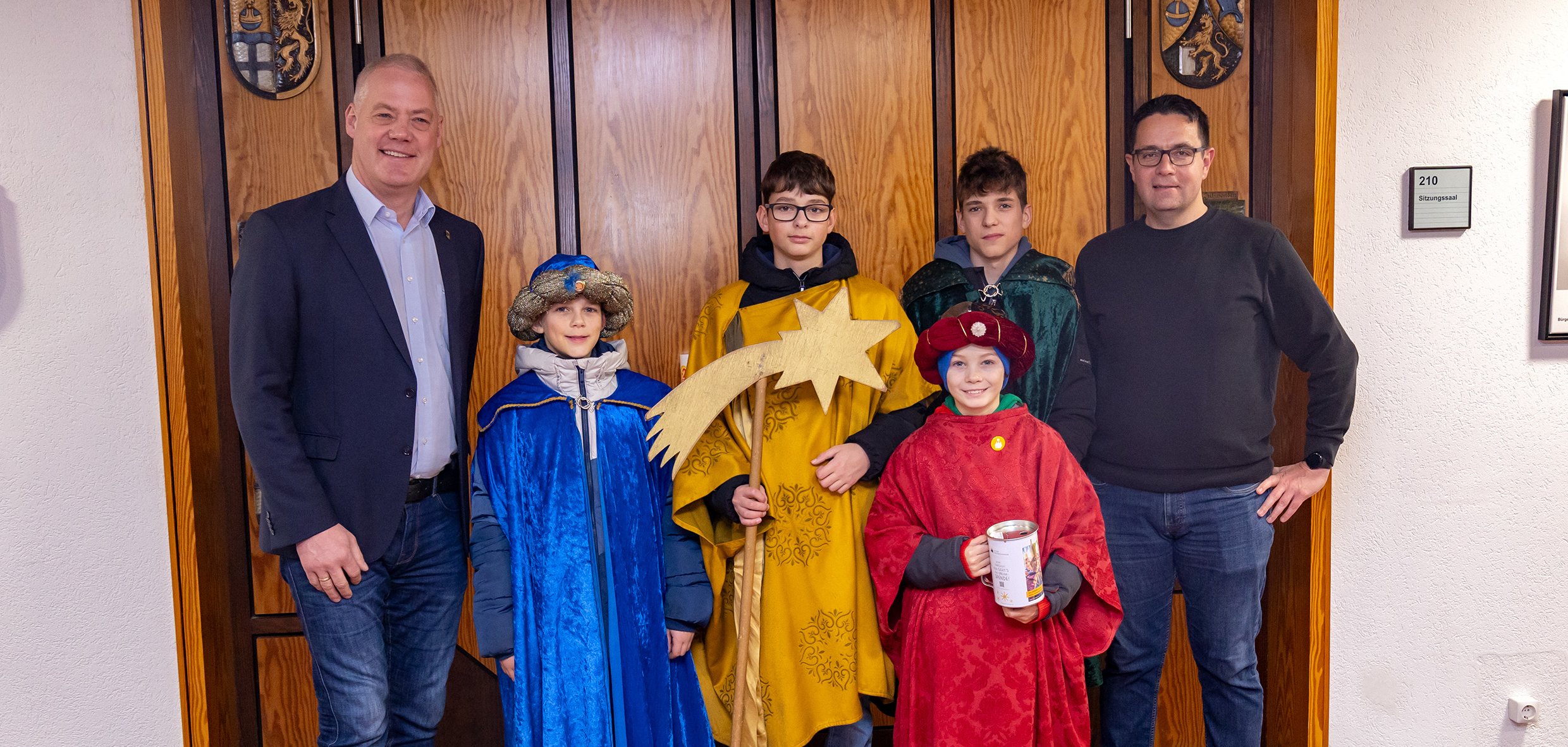 Bild der Sternsinger mit Bürgermeister und Beigeordnetem