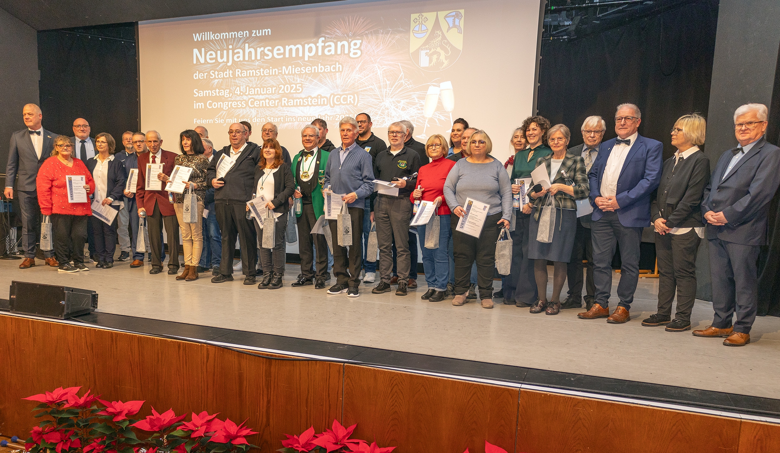 Gruppenbild mit allen geehrten Bürgerinnen und Bürgern