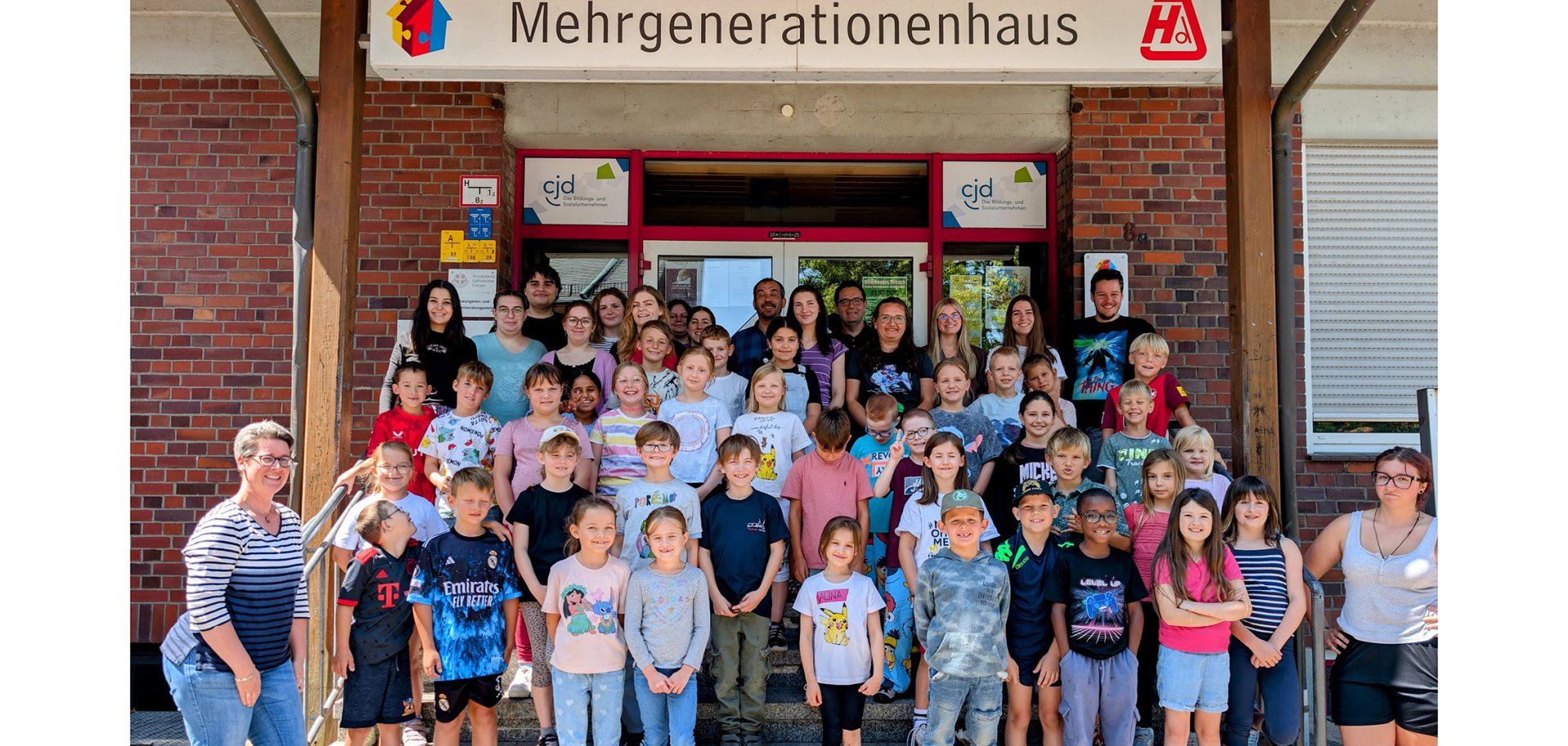 Gruppenbild mit Kindern vor dem MGH