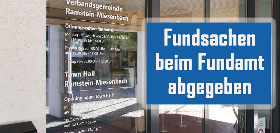 Bild: Rathauseingang mit Schild Fundsachen