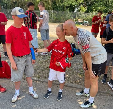 Schüler mit Trainer Lieberknecht