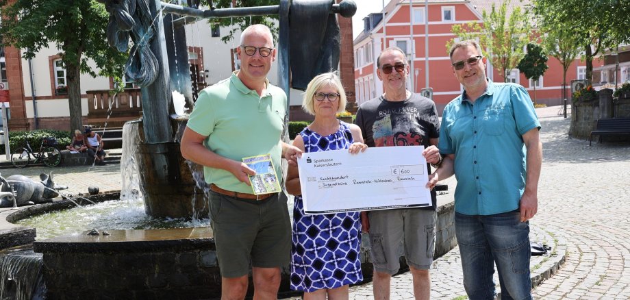 Übergabe Spendenscheck