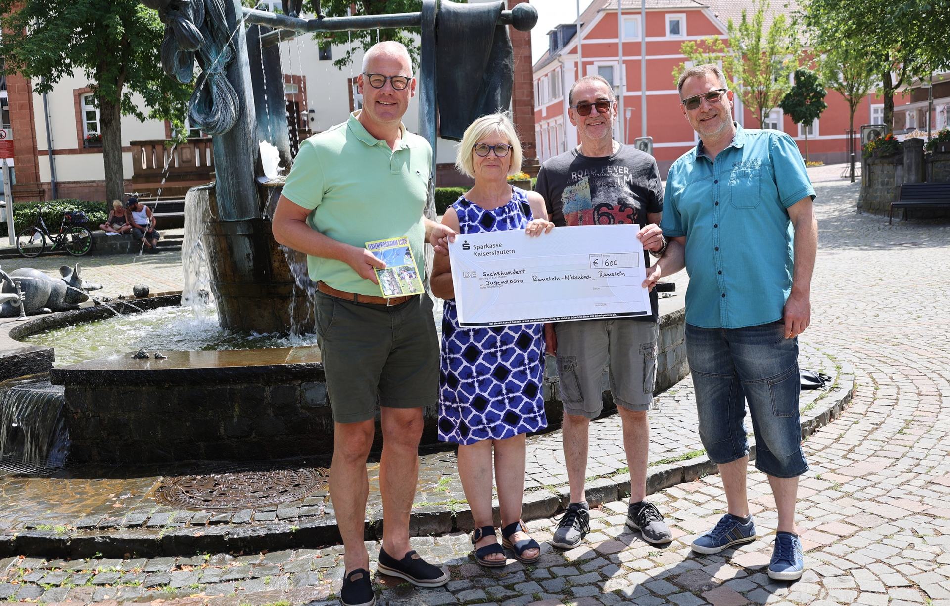 Spende vom Förderverein quot Jugend Pro quot fürs Ferienprogramm Startseite Spende vom Förderverein quot Jugend Pro quot fürs Ferienprogramm Startseite