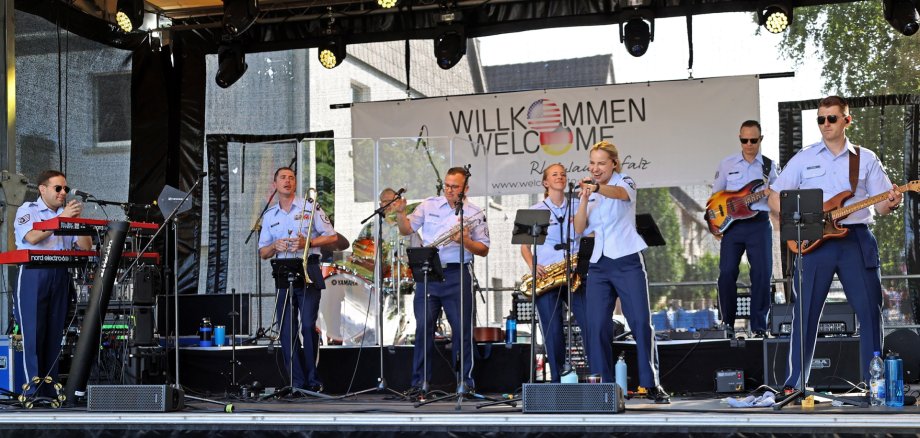 USAFE-Band auf der Bühne
