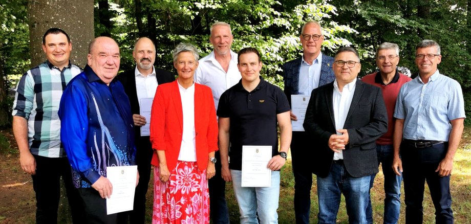 Gruppenbild mit Ortsbürgermeistern und Reichswaldbevollmächtigten