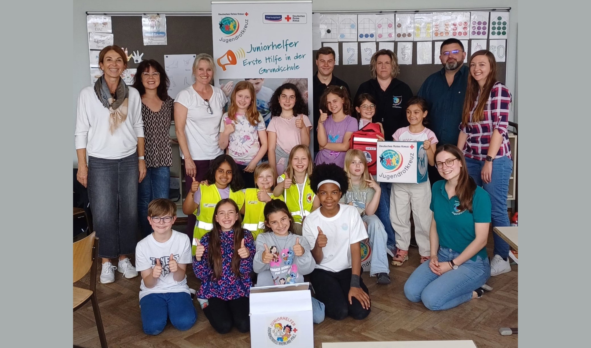 Gruppenbild mit Ersthelfern