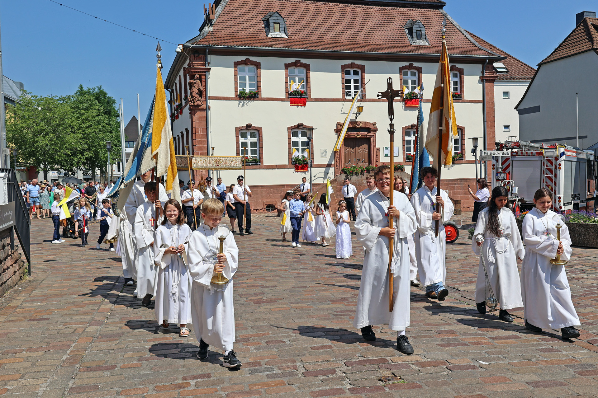 Prozession mit Messdienern vor dem Museum