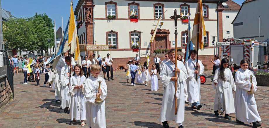 Prozession mit Messdienern vor dem Museum