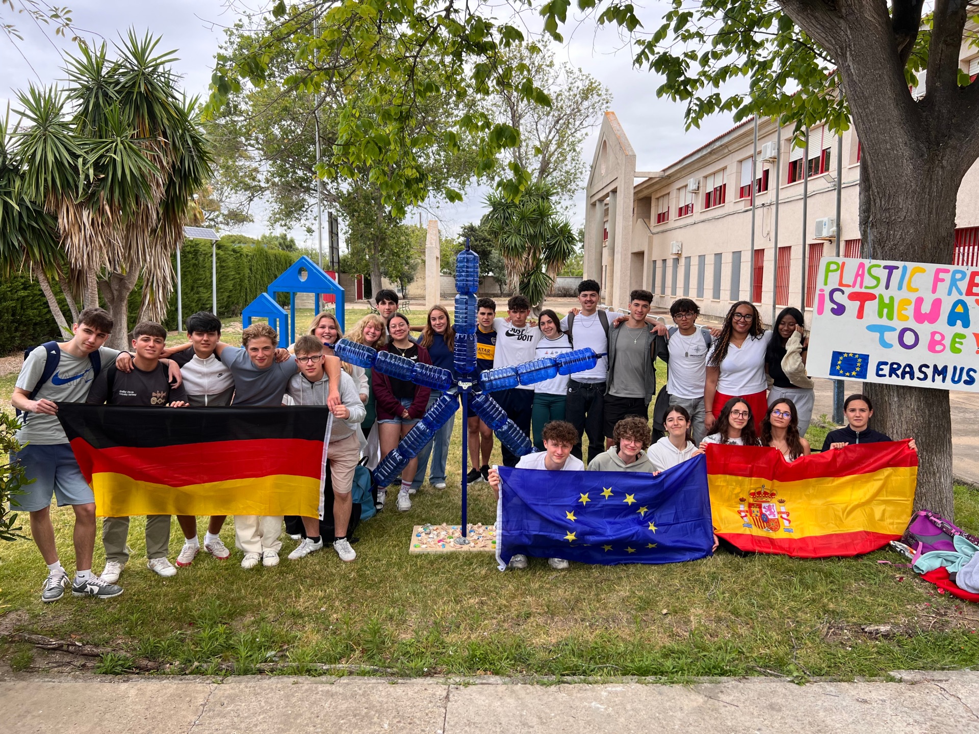 Gruppenbild mit deutschen und spanischen Schülern