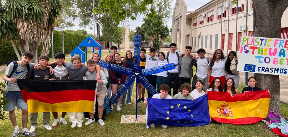 Gruppenbild mit deutschen und spanischen Schülern