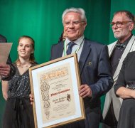Jürgen Lesmeister mit Urkunde