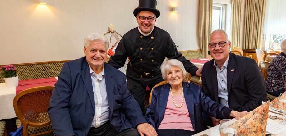 Gratulation von Kreisbeigeordnetem und Bürgermeister