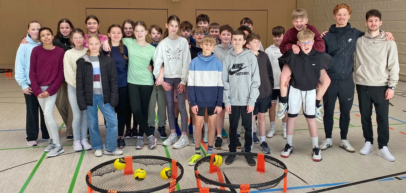 Gruppenbild in der Sporthalle des Gymnasiums