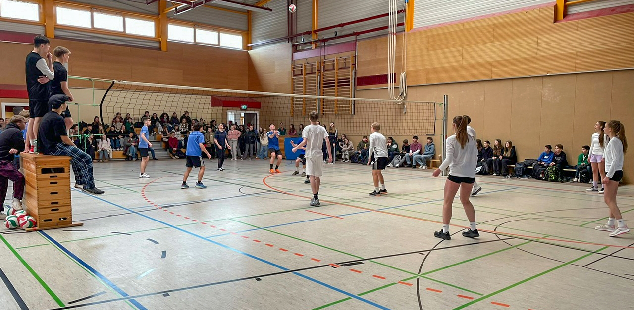 Blick in die Sporthalle beim Volleyballturnier