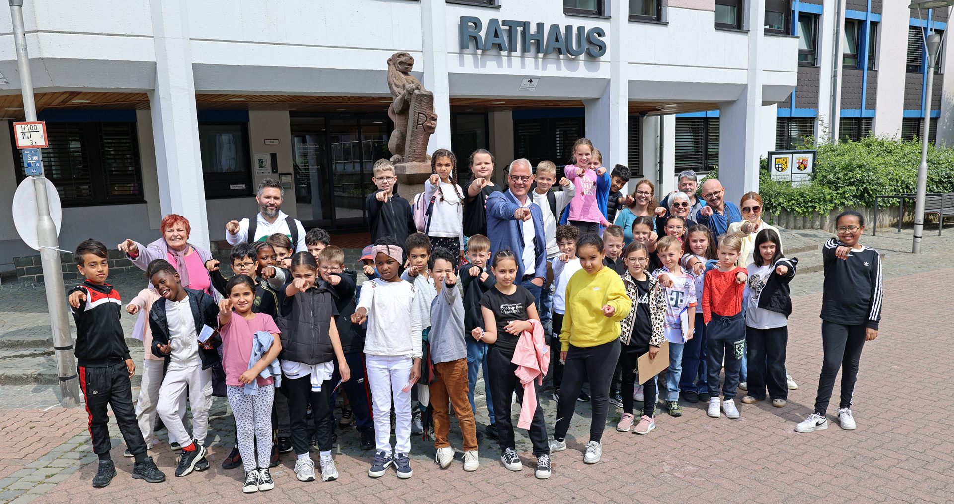 Gruppenfoto Schüler und Bürgermeister vorm Rathaus