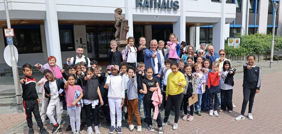 Gruppenfoto Schüler und Bürgermeister vorm Rathaus
