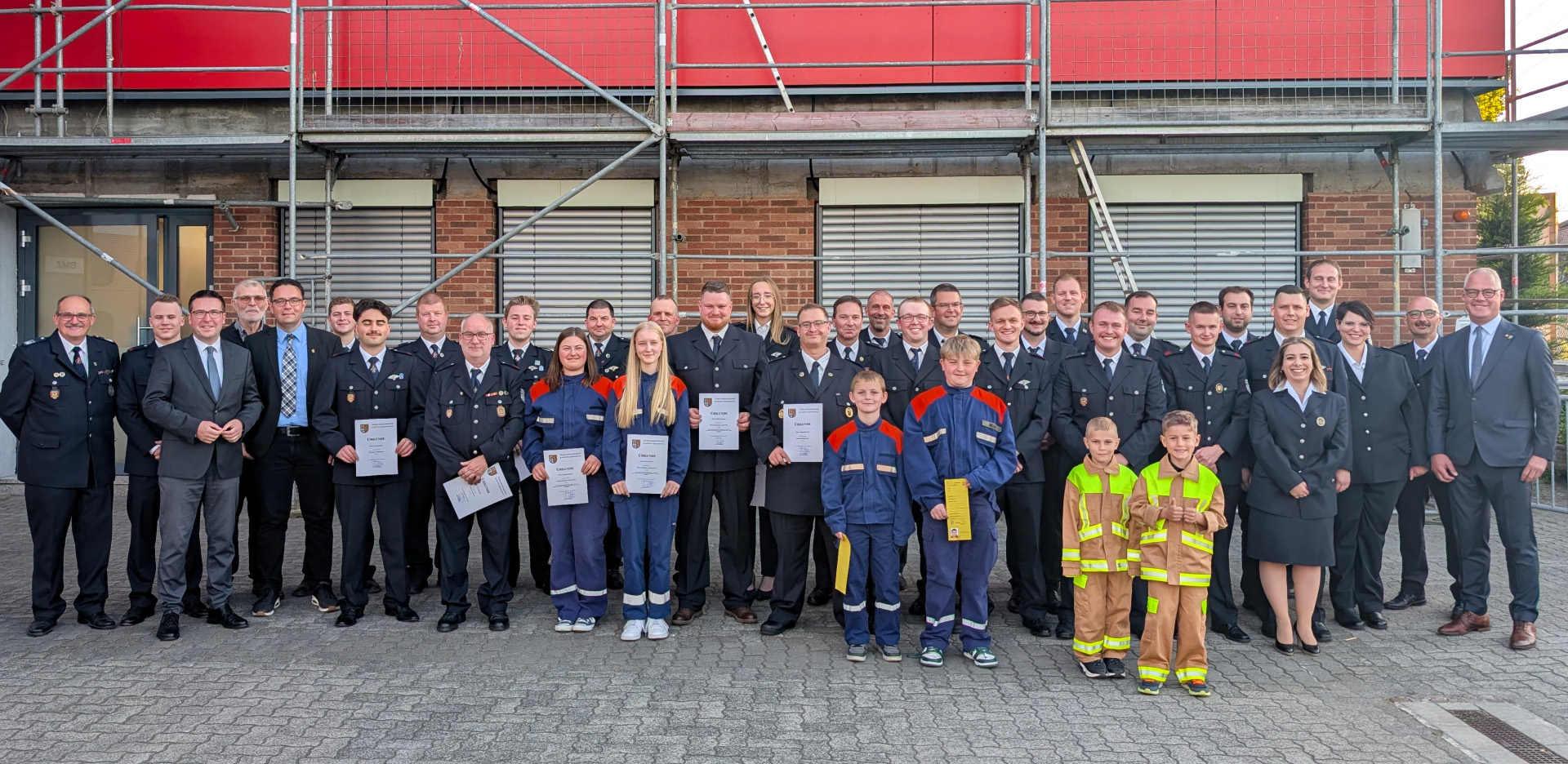 Gruppenbild der Feuerwehr mit allen Geehrten