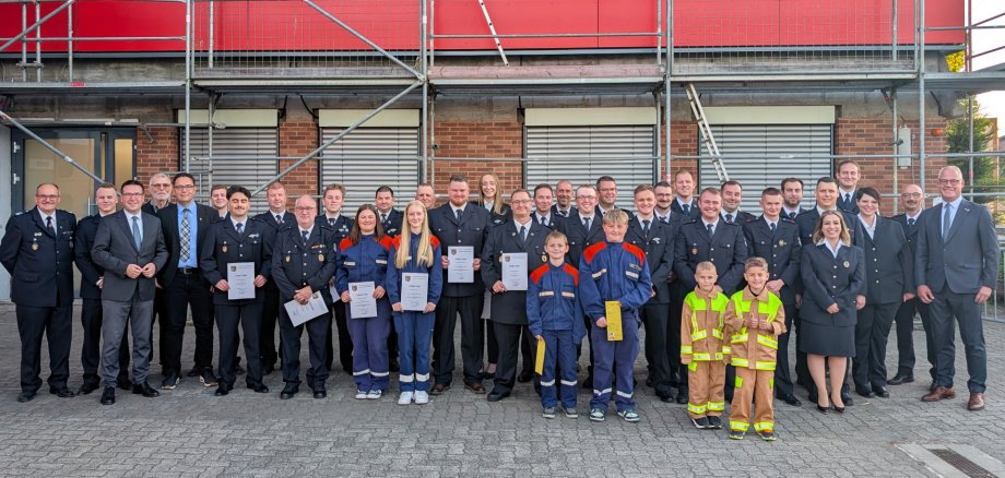Gruppenbild der Feuerwehr mit allen Geehrten