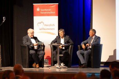 Sportlerehrung 2025 Landkreis Kaiserslautern Talkrunde mit Landrat und dem ehem. Schiedsrichter Markus Merk.